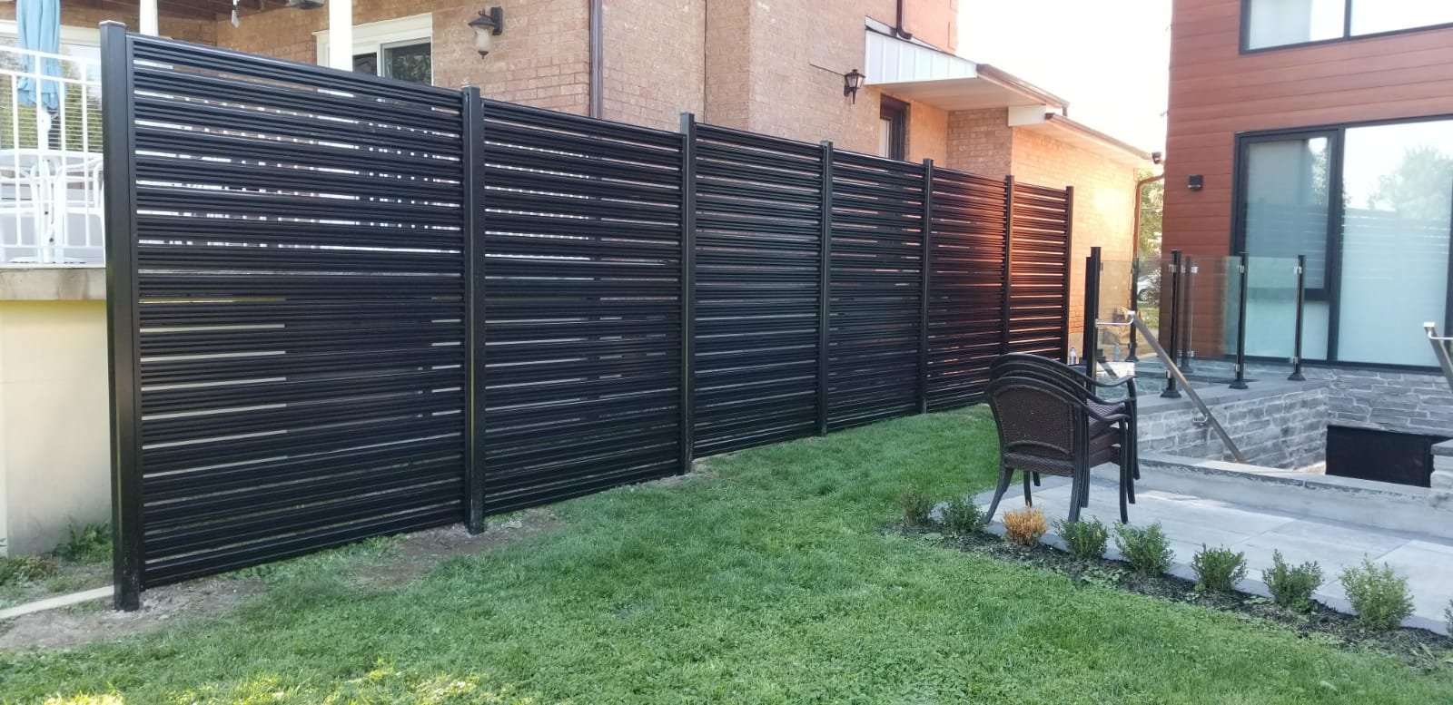 Semi privacy horizontal corrugated aluminum fence